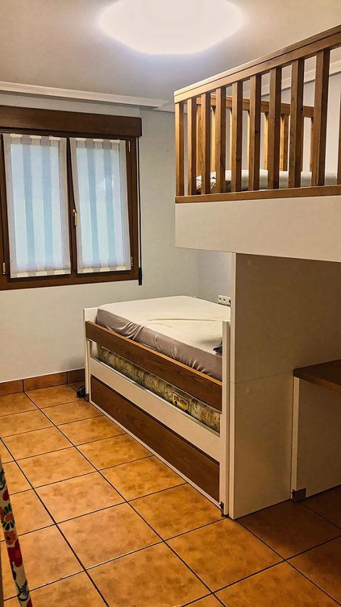 Dormitorio en DM laca y madera para tres niños. - Muebles Zelai-Txiki