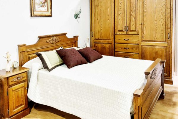 dormitorio-rustico-cama-armario-dos-mesillas-1500x1130